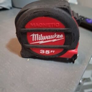 Milwaukee Magnetic Tape Measure - Red and Black
